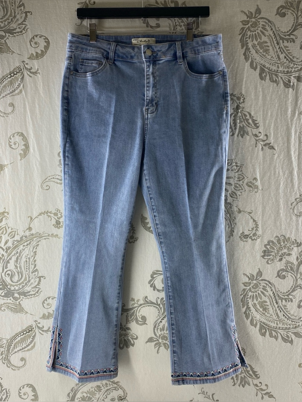 Charlie B Jeans Boho embroidered hem light
Wash High Rise Stretch